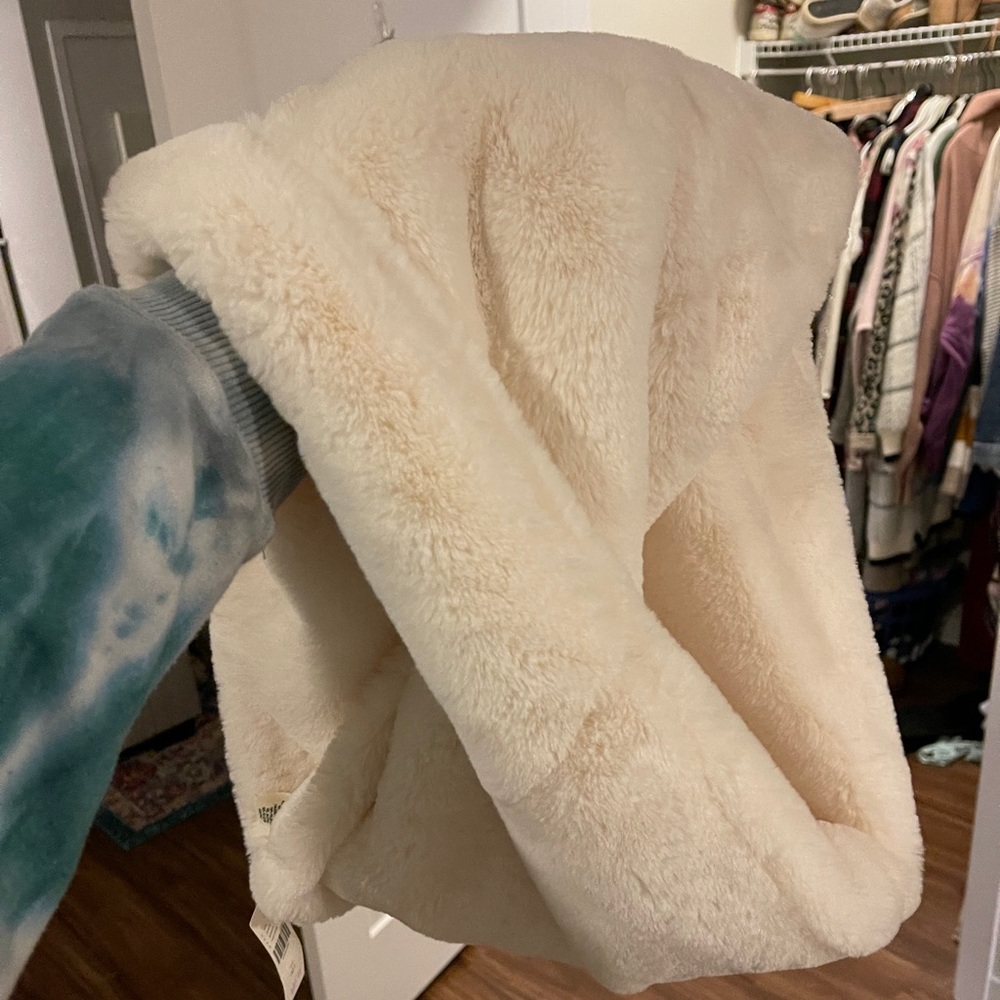 NWT Anthropologie Faux Fur Snood w/ Twist